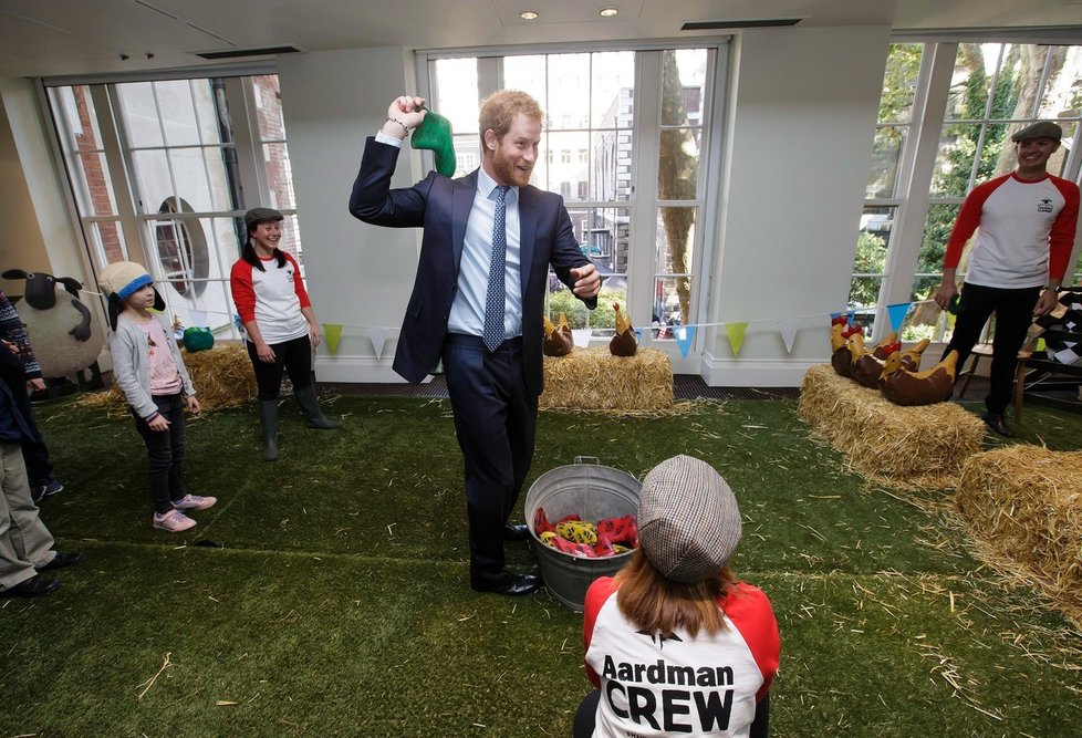 Vévodkyně Kate a královští bratři William a Harry se zúčastnili charitativní akce s dětmi u příležitosti premiéry nového filmu o ovečce Shaun.