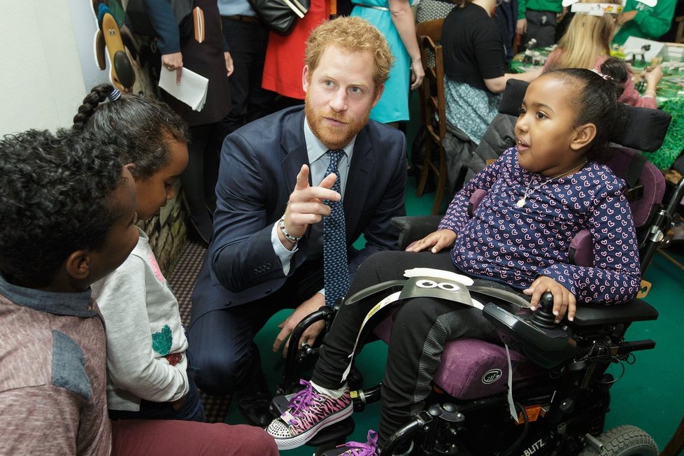 Vévodkyně Kate a královští bratři William a Harry se zúčastnili charitativní akce s dětmi u příležitosti premiéry nového filmu o ovečce Shaun.