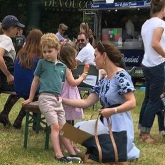 Kate si na rodinnou slavnost vzala šaty značky Zara, které zakoupíte i v Česku.