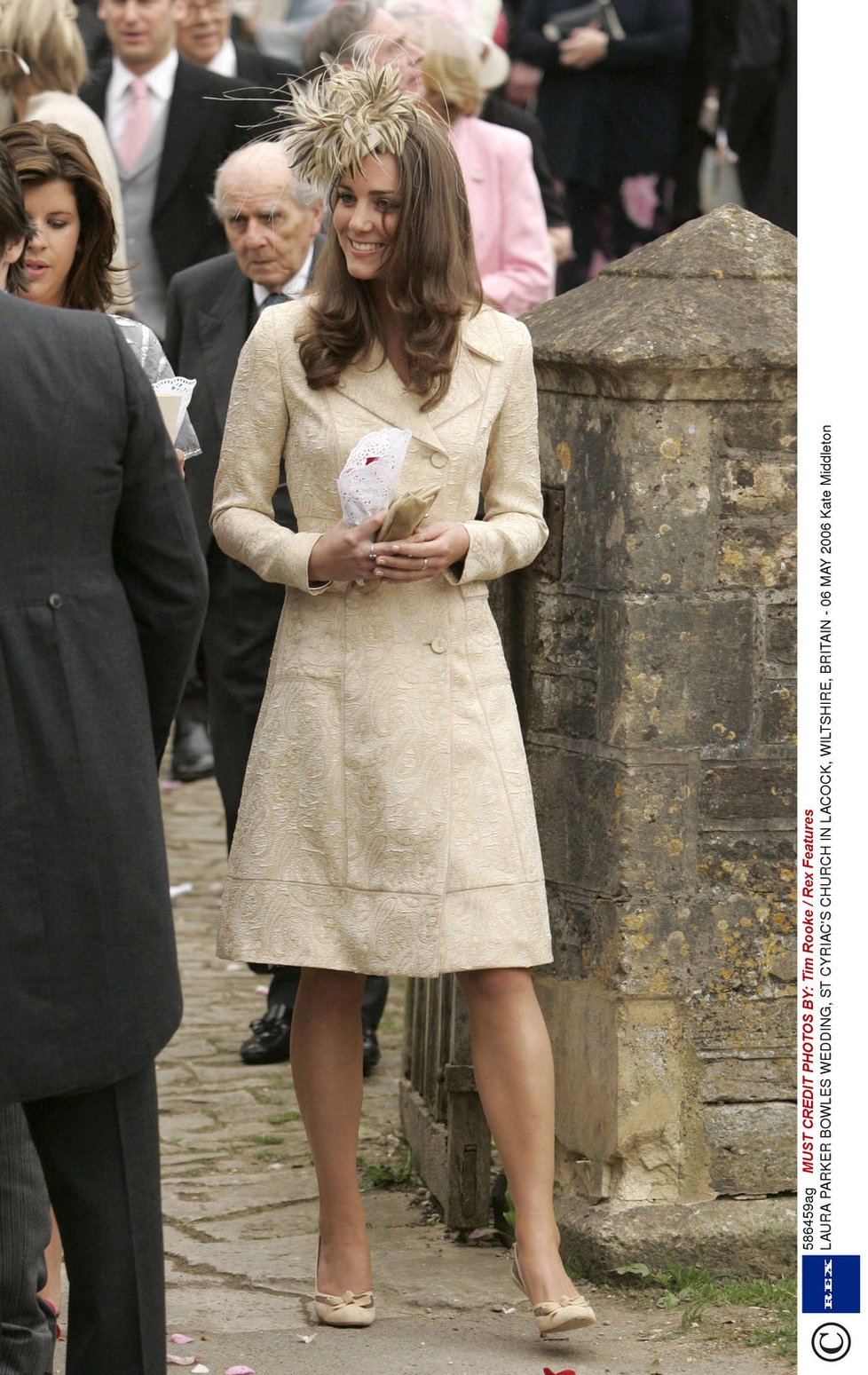 2006: Poprvé se v něm objevila na svatbě Sarah Parker Bowles, která je dcerou Camilly (68), manželky prince Charlese (67). Doplnila ho o klobouček s ptačími pery.