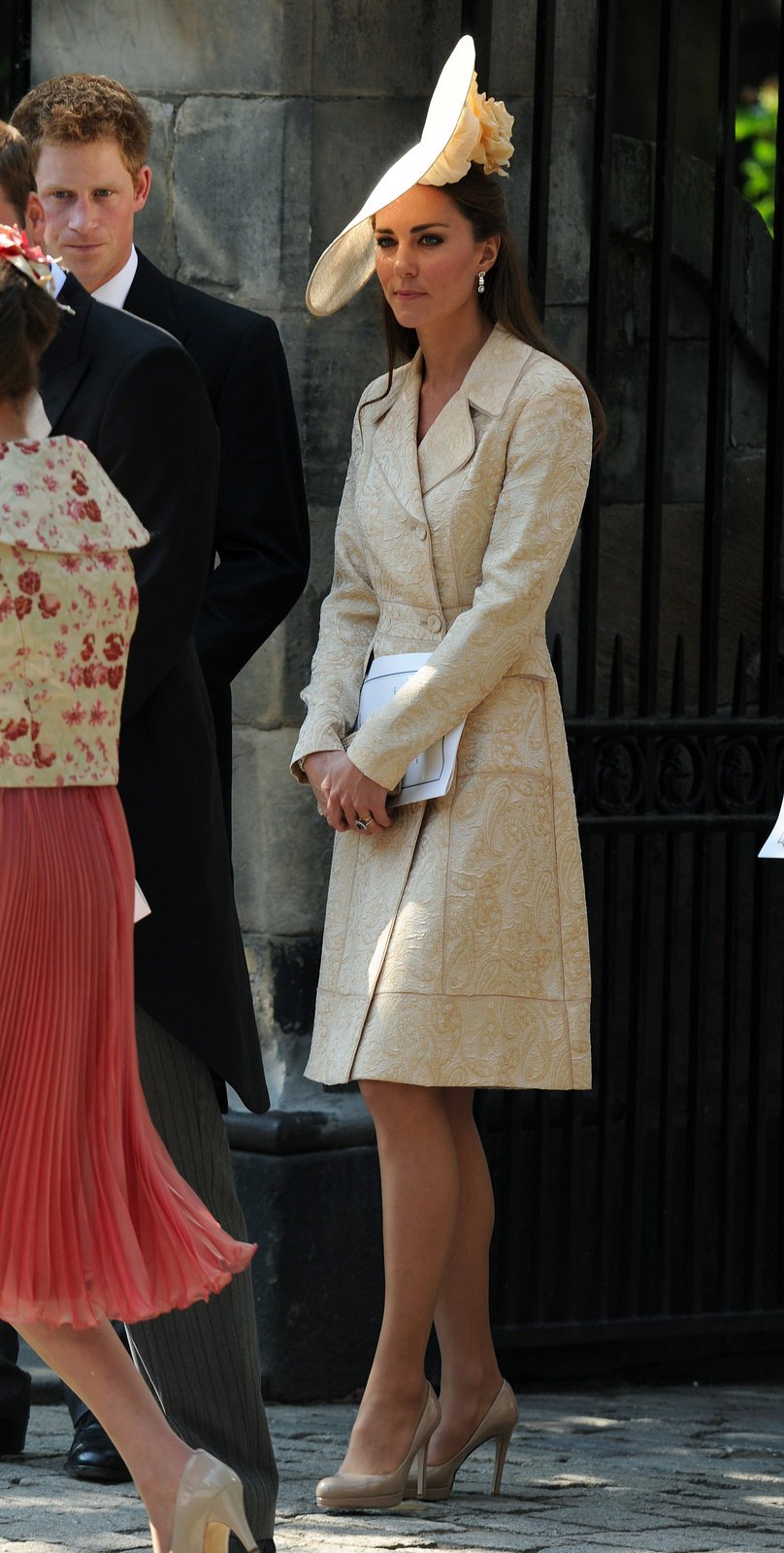 2011: I podruhé si ho Kate vzala na svatbu – tentokrát princezny Zary (35), nejstarší vnučky královny Alžběty II. (90), která se vdávala za bývalého ragbistu Mikea Tindalla (37). Tentokrát k němu zvolila klobouček s květy.