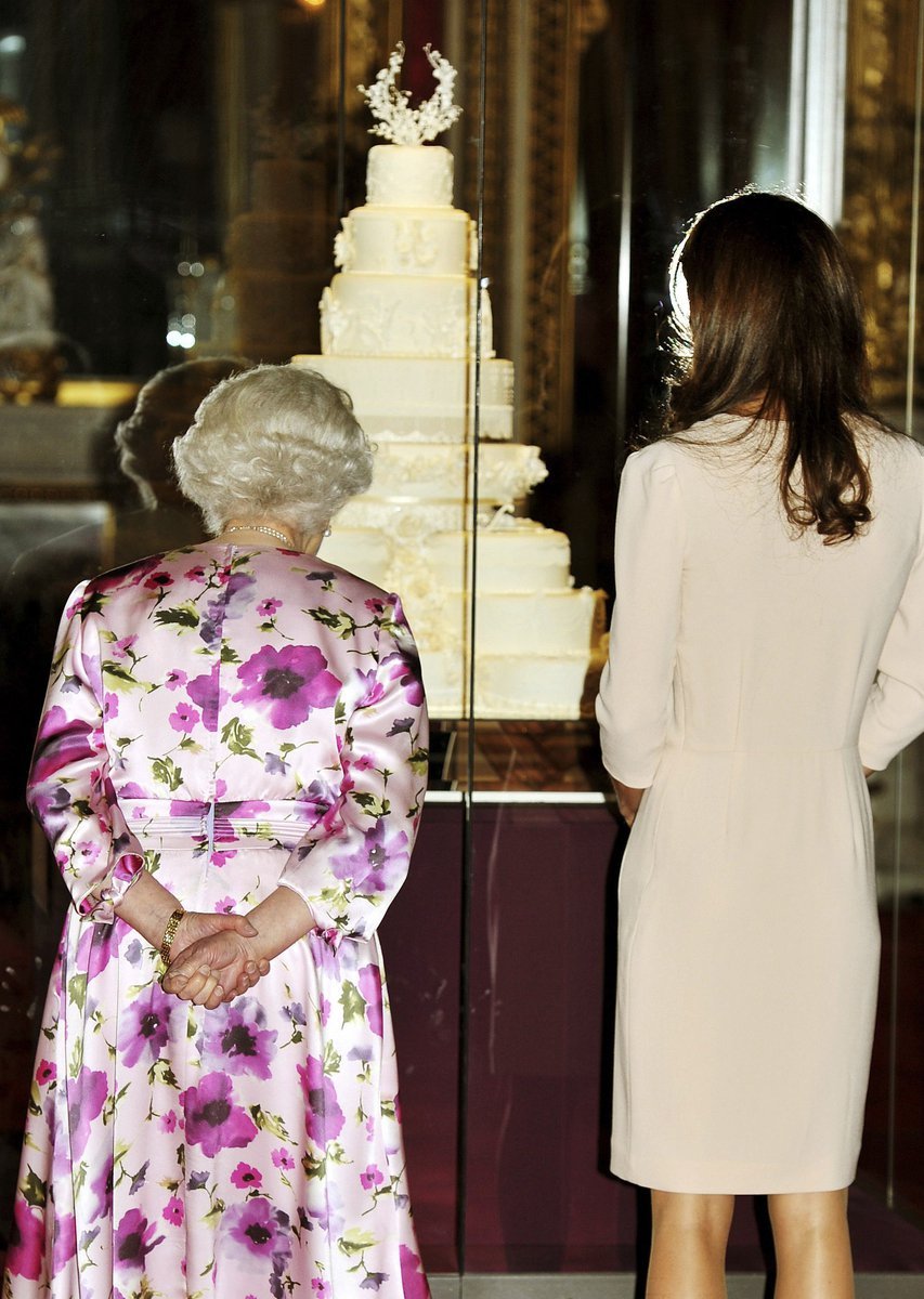 Kate a královna Alžběta obdivují dort