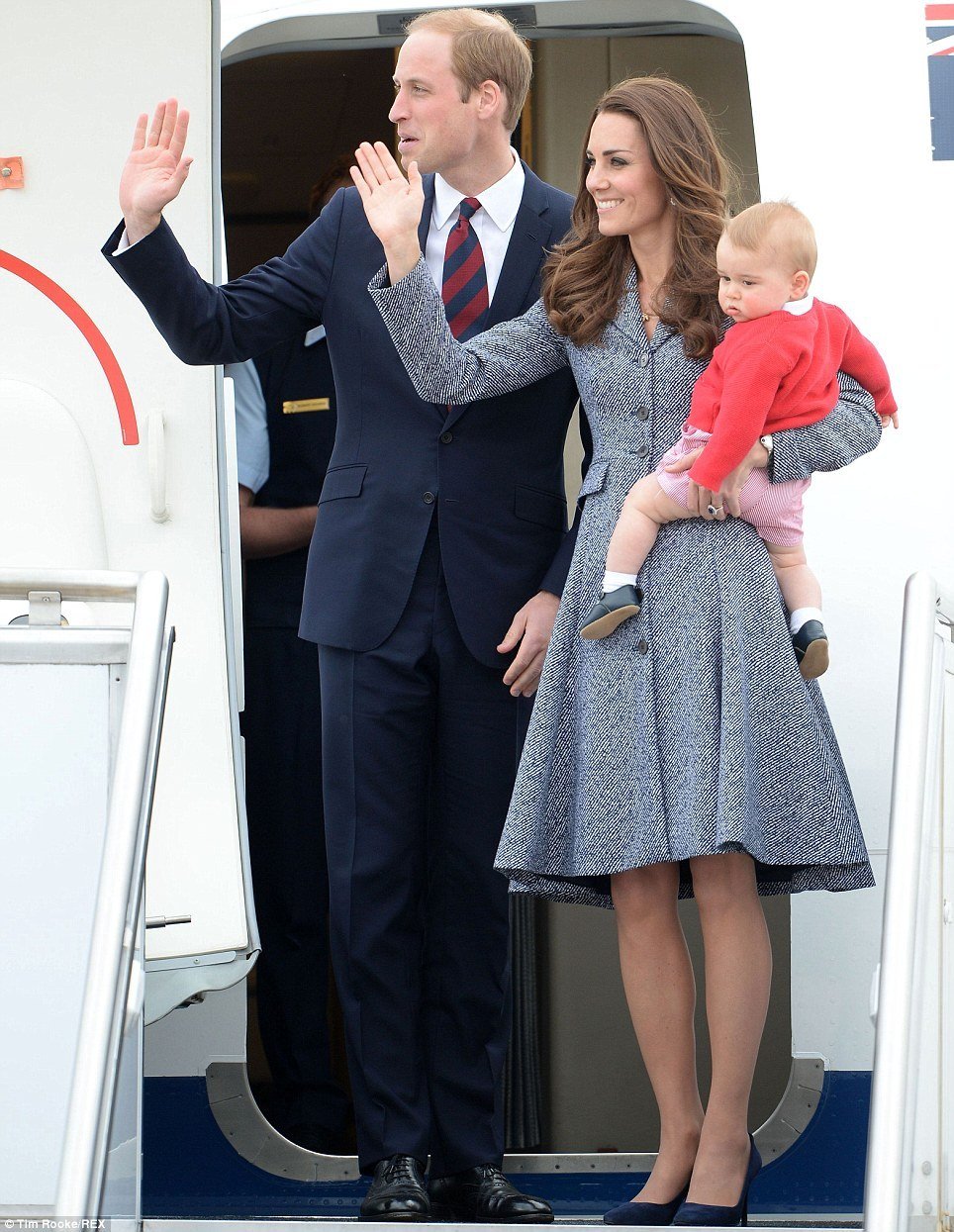 Královská rodinka naposledy zamávala a pak odletěla do Sydney.