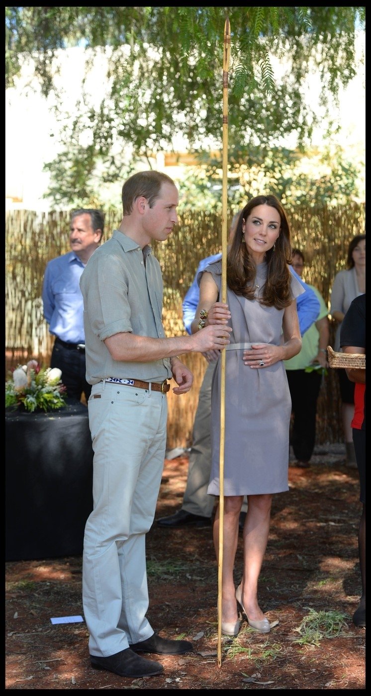 Kate s Williamem se setkali v rámci své cesty i s domorodci. William dostal zbraň, Kate náramek.