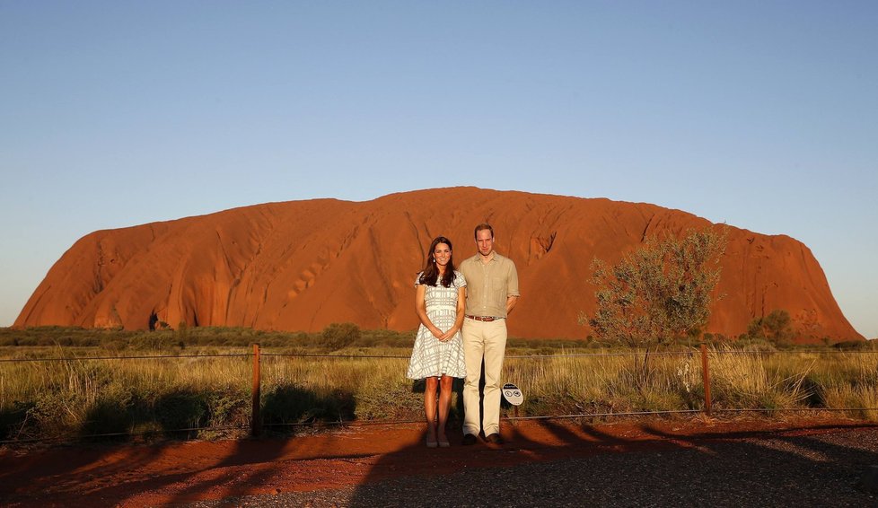 Kate s Williamem před slavnou červenou skálou v australské buši