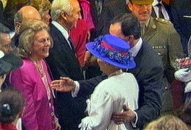 Paul Keating se dotkl královny Alžběty II. v roce 1992