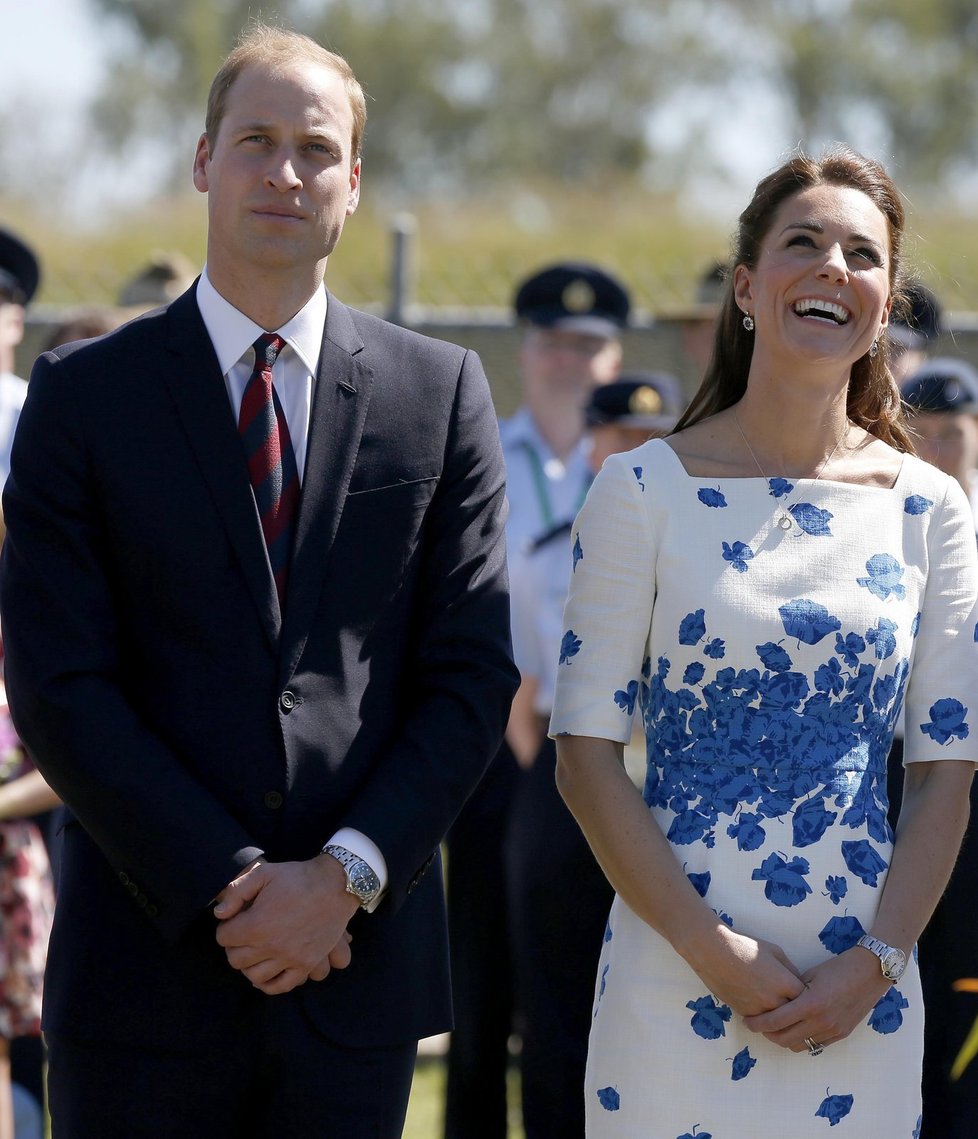 Vévodkyně Cambridge se svým mužem princem Williamem sleduje let vojenského letounu.