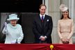 Alžběta II., William a Kate při oslavách korunovace královny