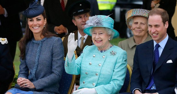 Kate, Alžběta II. a William v modrém, holt modrá krev se pozná