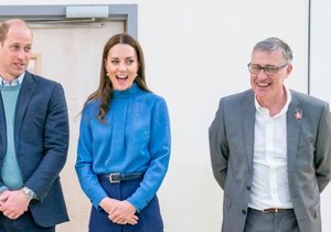 Kate a William při návštěvě školy s Paulem Carberrym