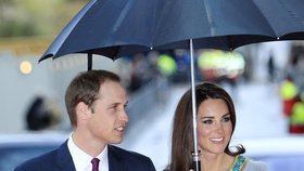 William kryl svou manželku Kate jako správný džentlmen před deštěm deštníkem