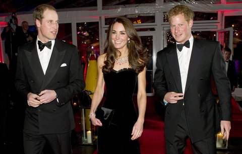 Kate v šatech za 120 tisíc a v doprovodu dvou princů: Ta se má!