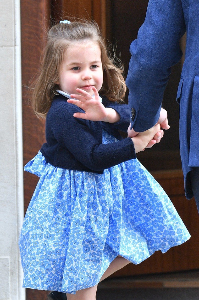 Princezna Charlotte se byla na brášku podívat v porodnici.