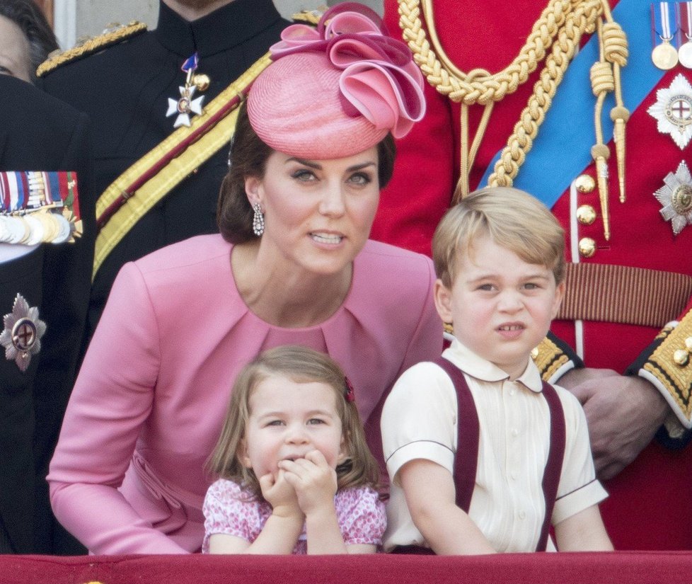 Kate se dvěma starším dětmi na Trooping the Colour Ceremony