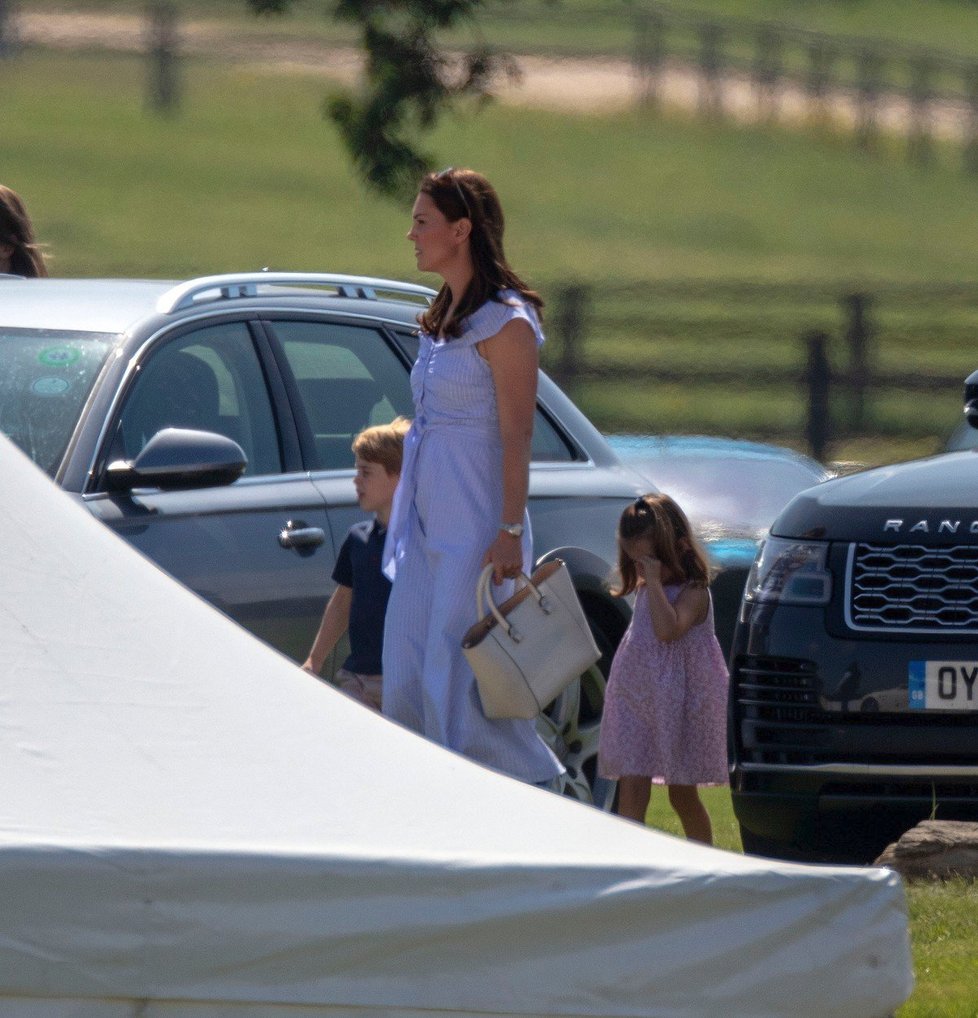 Vévodkyně Kate vyrazila s malým princem Georgem a princeznou Charlotte na každoroční The Maserati Royal Charity Polo Trophy, kde společně fandili tatínkovi, princi Williamovi.