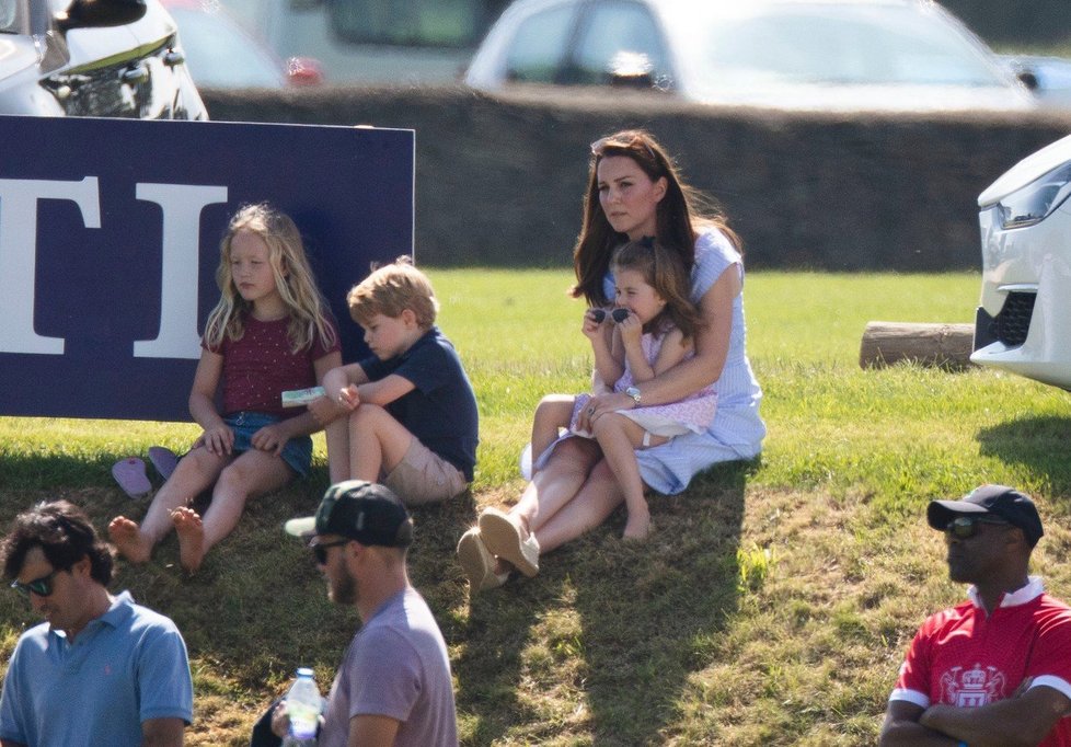 Vévodkyně Kate vyrazila s malým princem Georgem a princeznou Charlotte na každoroční The Maserati Royal Charity Polo Trophy, kde společně fandili tatínkovi, princi Williamovi.