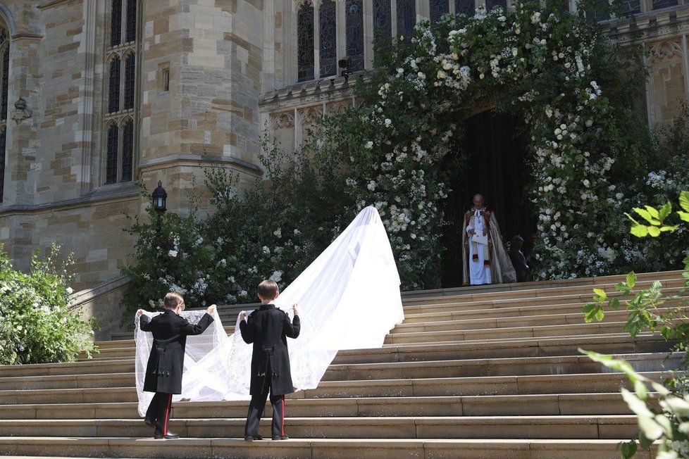 Na svatbě Harryho a Meghan měl jako ostatní pážata dlouhé kalhoty