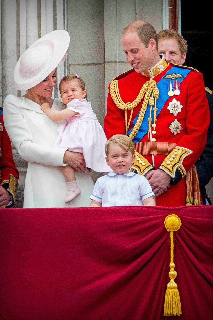 Rodina na balkoně Buckinghamského paláce