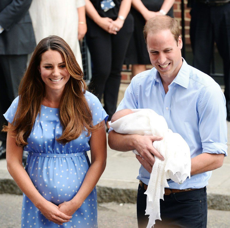 Kate s Williamem představují novorozeného prince veřejnosti v červenci 2013