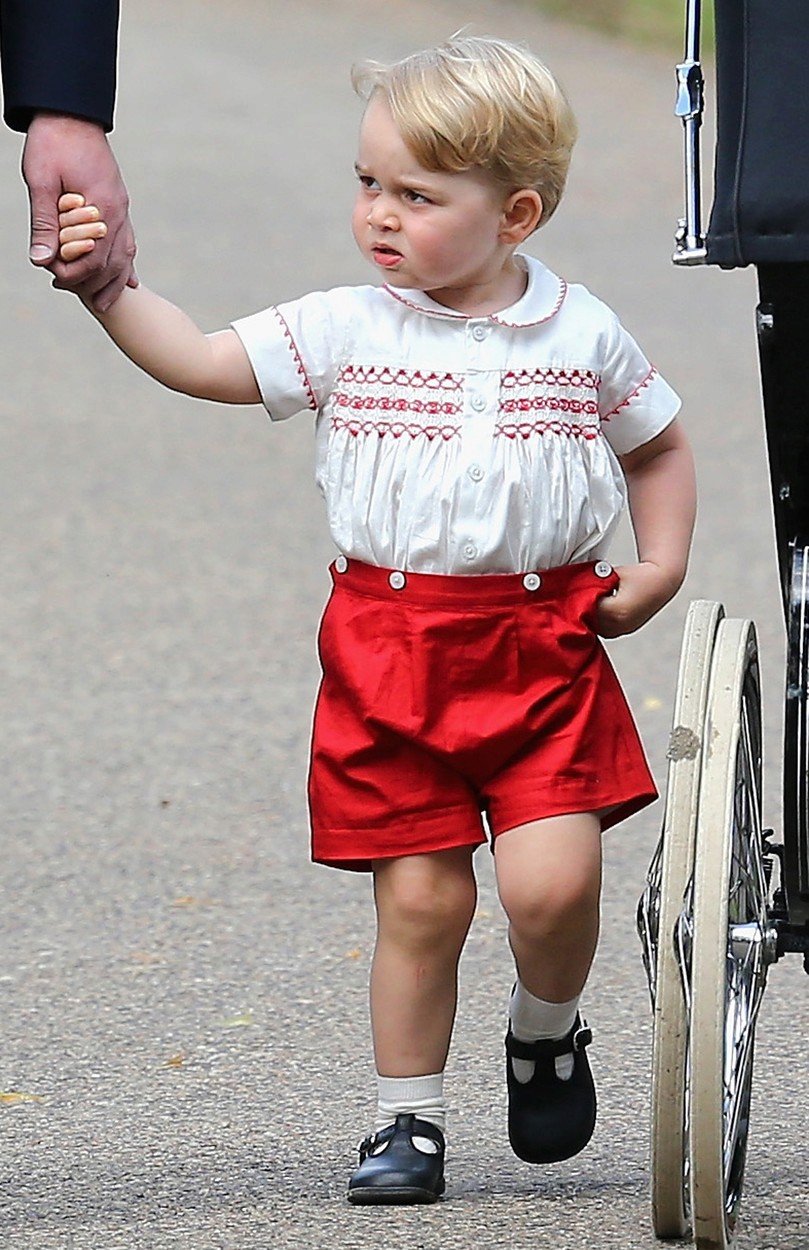 Princ George coby dvouletý na křtinách sestry Charlotte