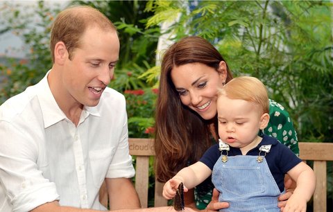 Bude z něj malý přírodovědec? Prince George v den jeho prvních narozenin uchvátili exotičtí motýli