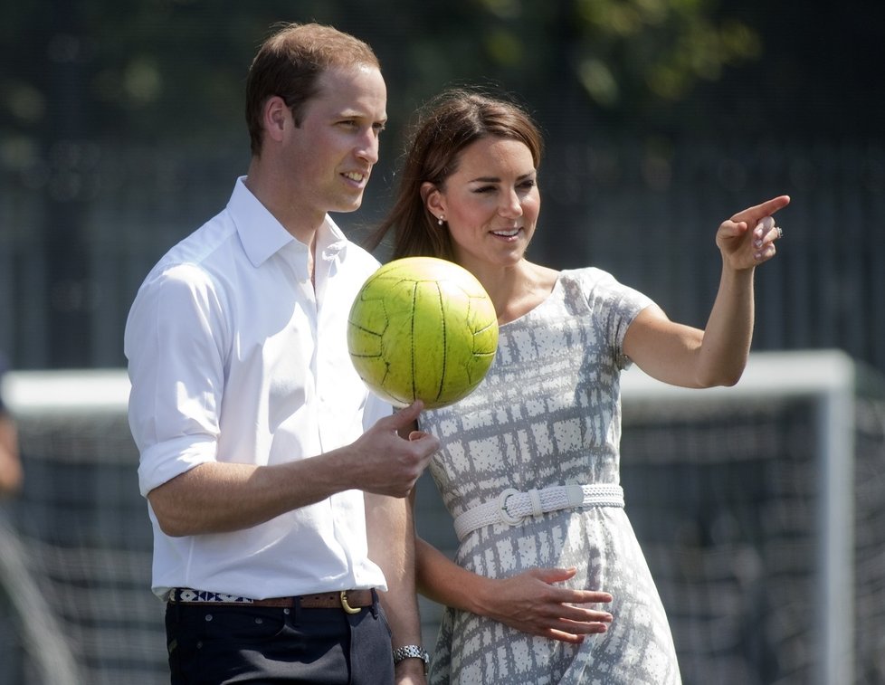 Vévodkyně kate si zahrála se svým manželem fotbal