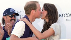 Kate s Williamem se poprvé na veřejnosti líbali, i když jen na tváře