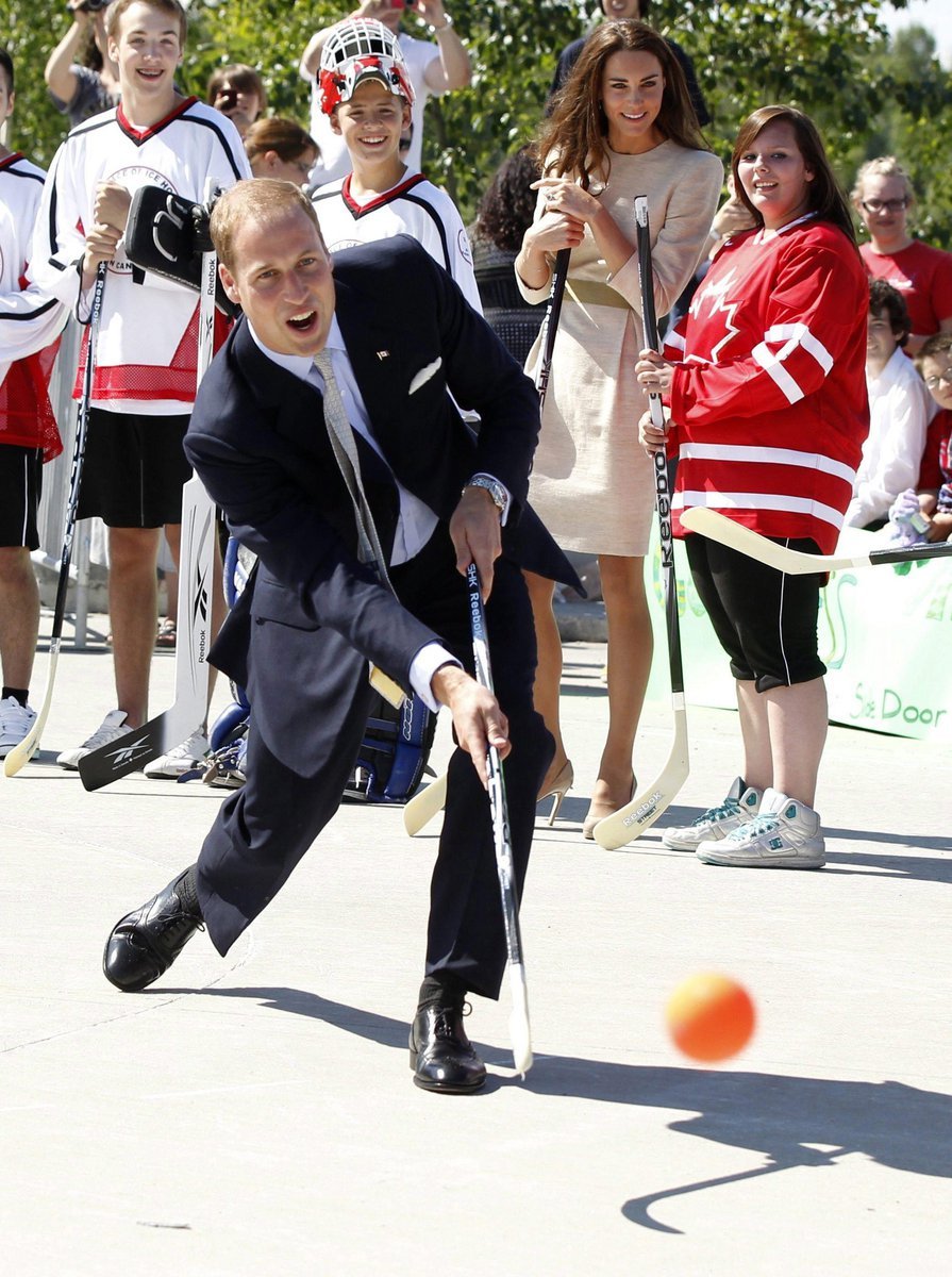Princ William si v Kanadě zahrál i pozemní hokej