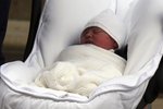 Královští rodiče si z porodnice odvážejí novorozeného syna