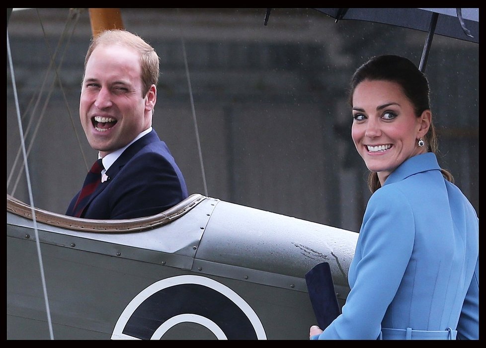 No není to zábava? Princ William v letadle a Kate na zemi.