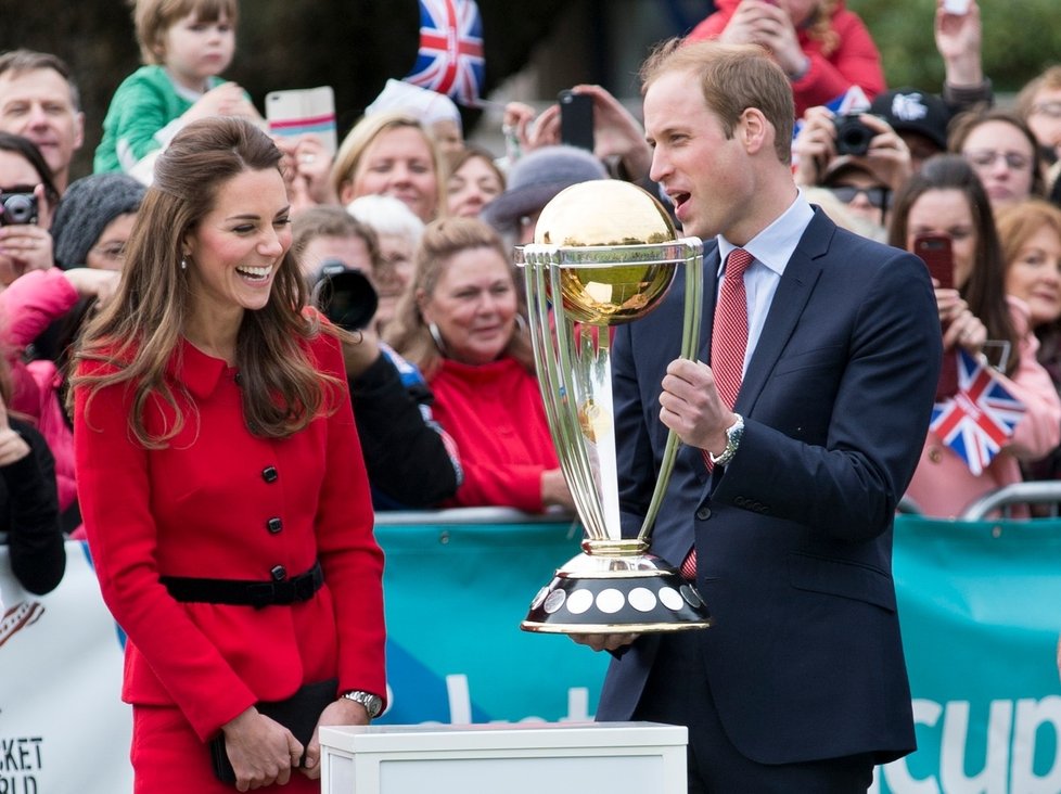 William předává rozesmáté Kate pohár pro vítěze. Toho ale lidé budou znát až příští rok.