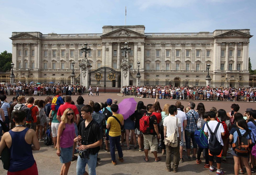 Před Buckinghamským palácem postávají tisíce lidí