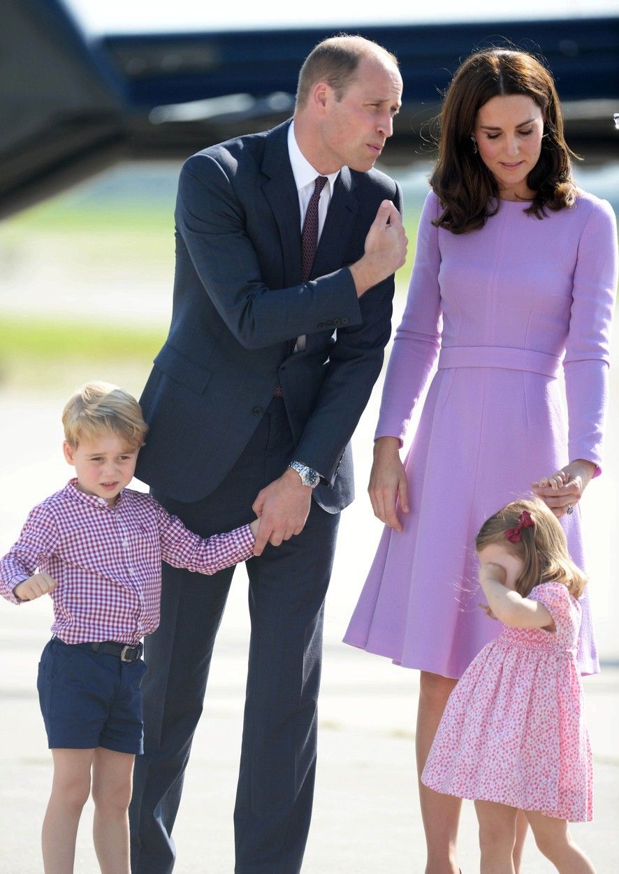 William, Kate a jejich děti George a Charlotte na oficiální návštěvě Německa. Děti se očividně nudily.