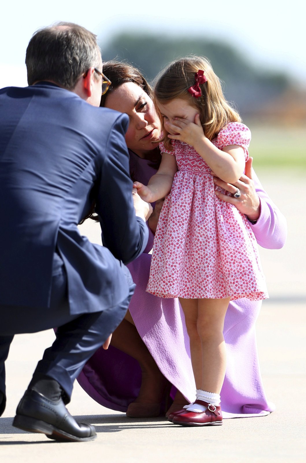 Princezna Charlotte na letišti plakala a vztekala se, maminka Kate ji konejšila.