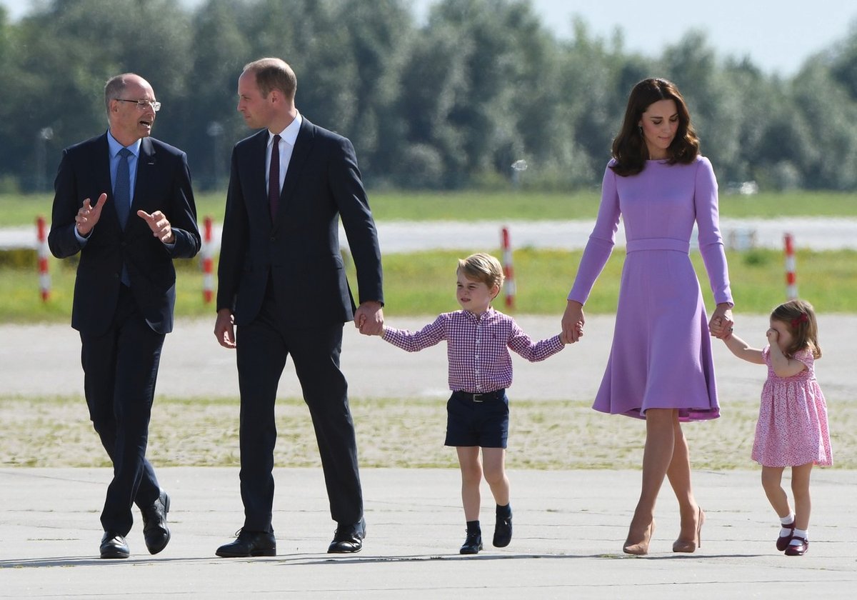 William, Kate a jejich děti George a Charlotte na oficiální návštěvě Německa. Děti se očividně nudily.