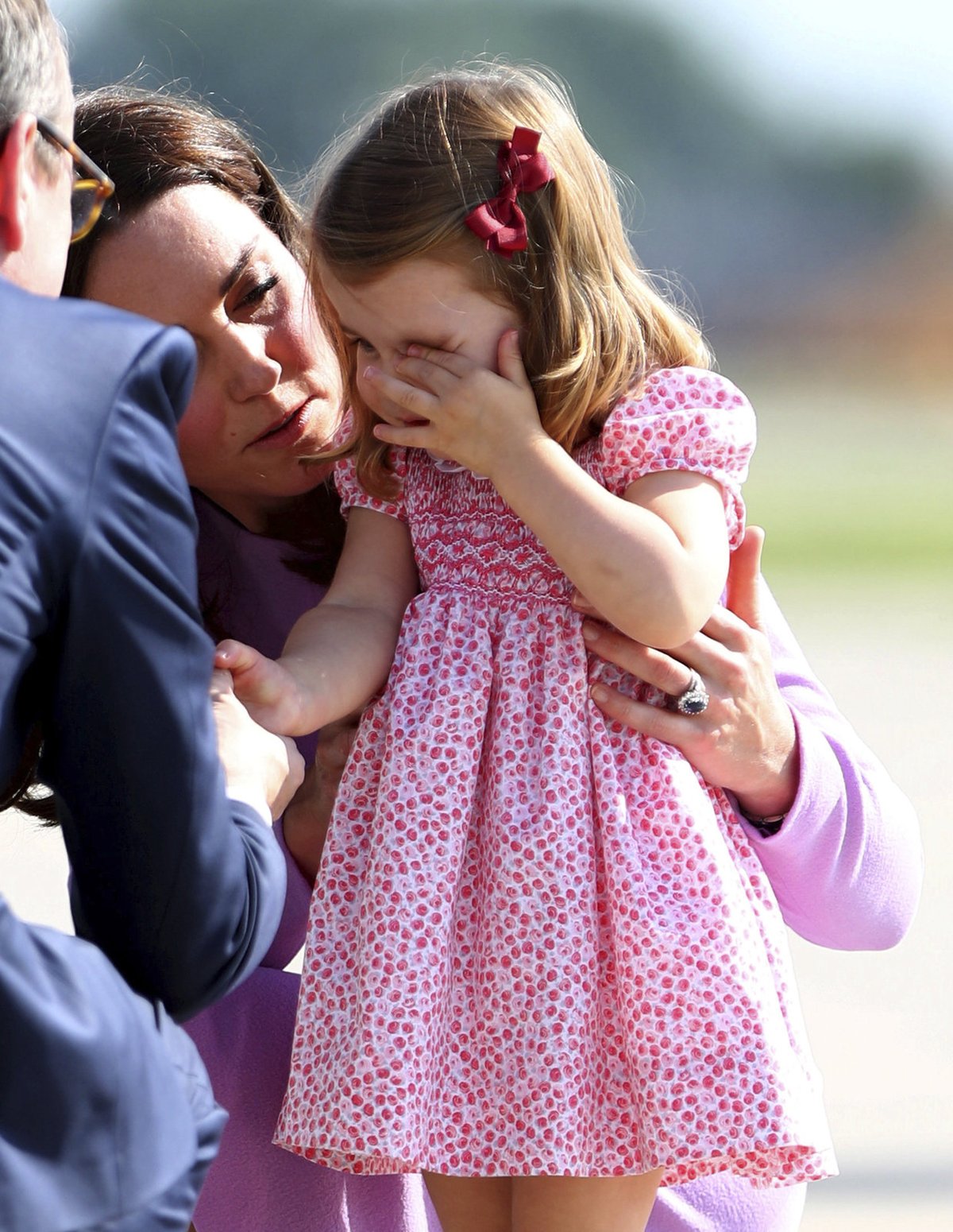 Princezna Charlotte na letišti plakala a vztekala se, maminka Kate ji konejšila.