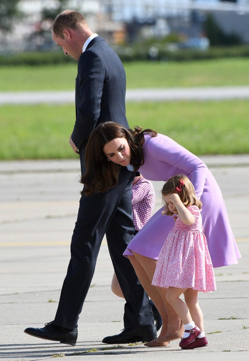 Princezna Charlotte na letišti plakala a vztekala se, maminka Kate ji konejšila.