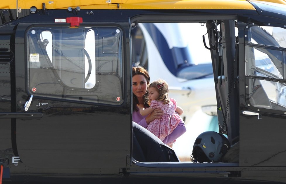 Kate a Charlotte si prohlížely vrtulník.