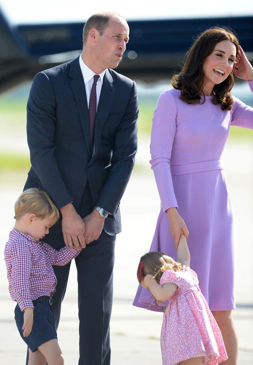 William, Kate a jejich děti George a Charlotte na oficiální návštěvě Německa. Děti se očividně nudily.