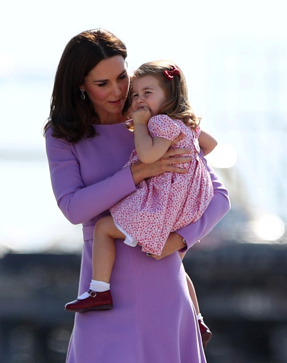 Kate nesla malou Charlotte v náručí.