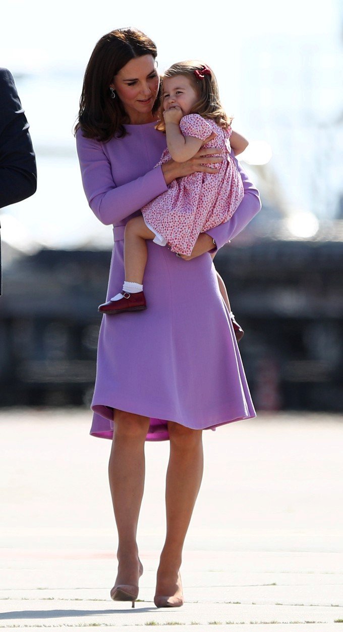 Kate nesla malou Charlotte v náručí, princeznička si nervózně okusovala ručičku.
