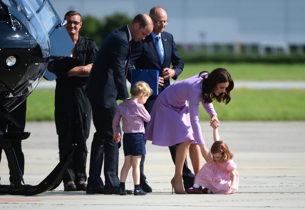 Princezna Charlotte na letišti plakala, vztekala se a lehala si na zem. Maminka Kate se ji snažila uklidnit.