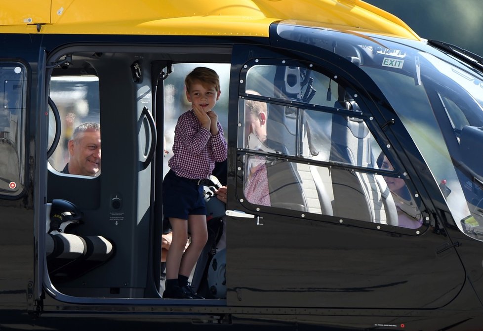 Princ George si na své narozeniny prohlédl vnitřek vrtulníku, který řídil jeho táta William, a byl nadšený.