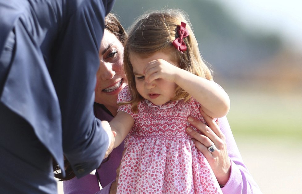 Princezna Charlotte na letišti plakala a vztekala se, maminka Kate ji konejšila.