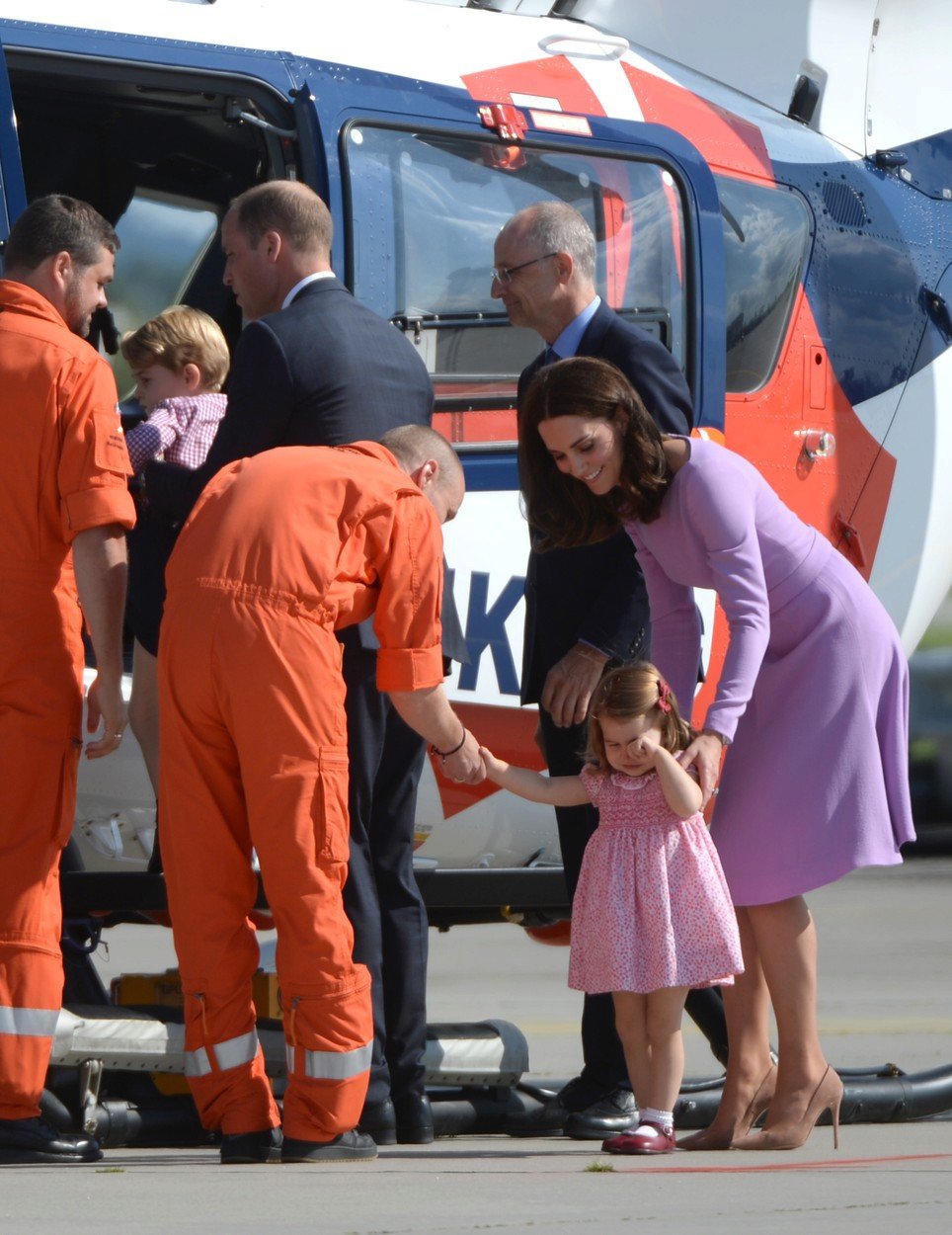 Princezna Charlotte na letišti plakala a vztekala se, maminka Kate ji konejšila.