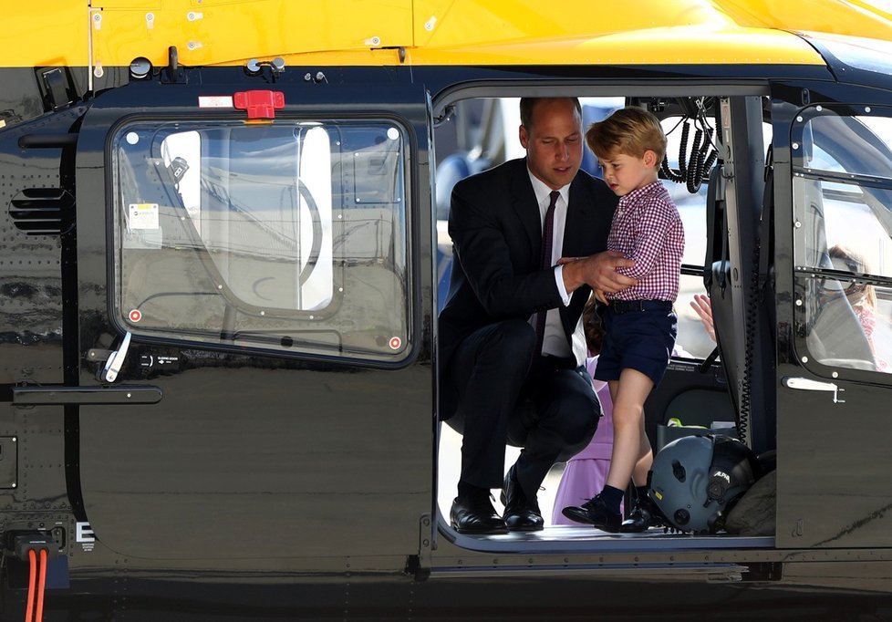 Princ George si na své narozeniny prohlédl vnitřek vrtulníku, který řídil jeho táta William, a byl nadšený.