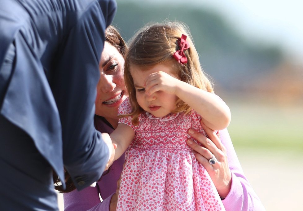 Princezna Charlotte na letišti plakala a vztekala se, maminka Kate ji konejšila.