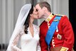 Princ William a Kate si dali polibek na balkóně