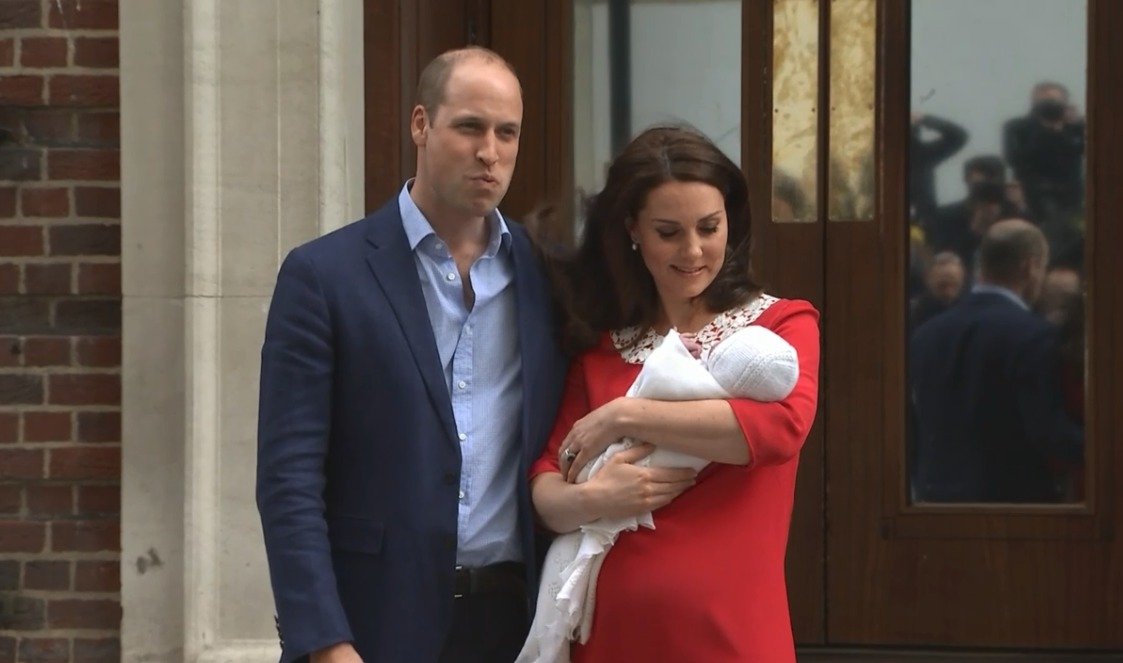 Kate s Williamem se třetím dítětem opouštějí porodnici
