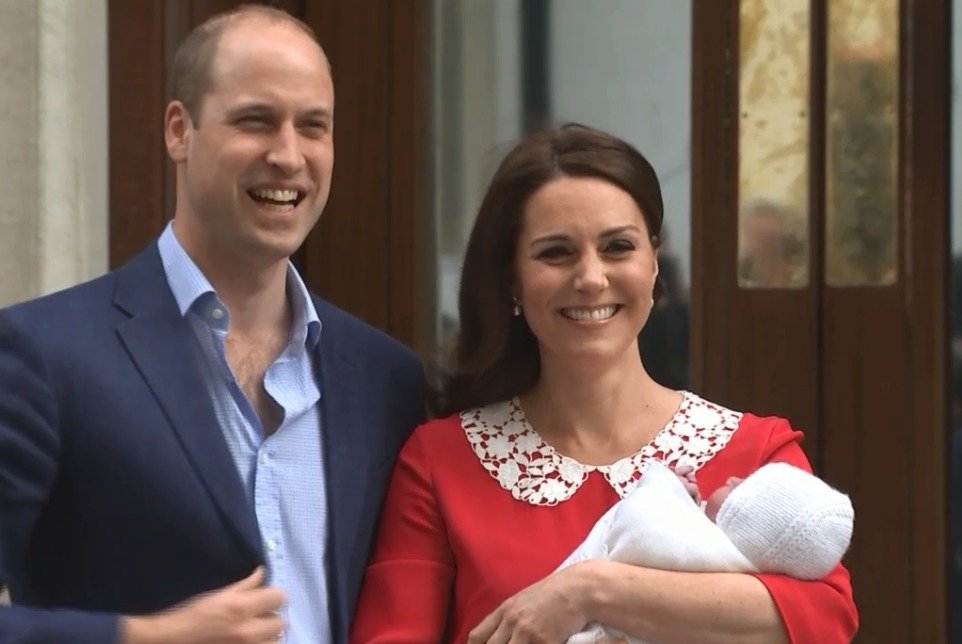 Kate s Williamem se třetím dítětem opouštějí porodnici